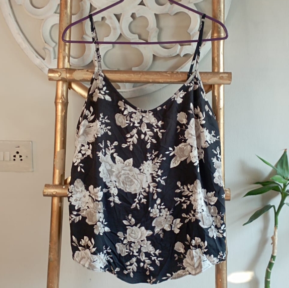 👩‍❤️‍👩 Floral Deep Grey And White Vest Top - Picture 14 of 15